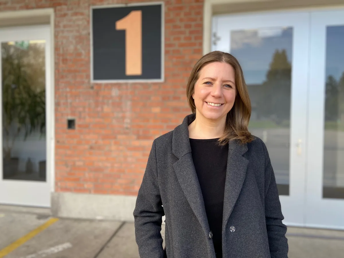 Linda Bernhard steht vor dem Gebäude K1, das unverändert bleibt.